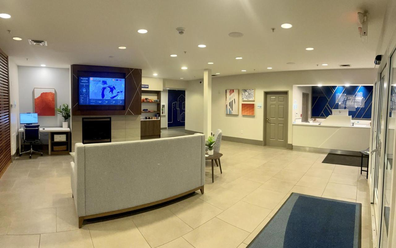 Holiday Inn Express&Suites Marquette, an IHG Hotel Extérieur photo