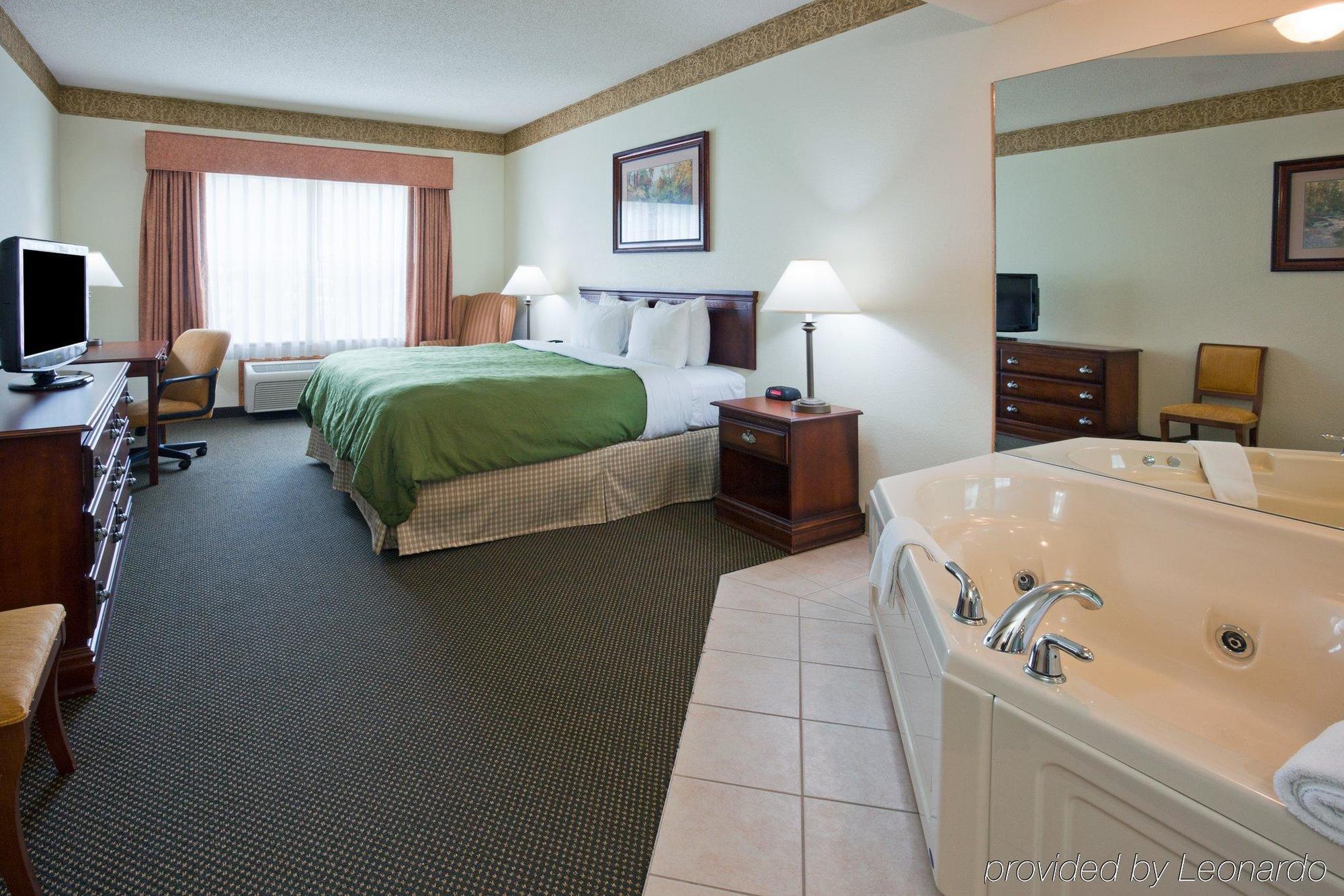 Holiday Inn Express&Suites Marquette, an IHG Hotel Extérieur photo