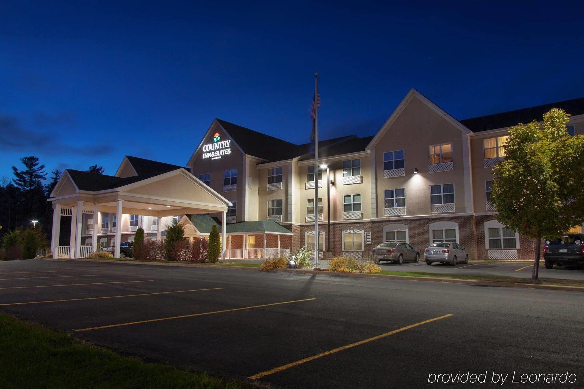 Holiday Inn Express&Suites Marquette, an IHG Hotel Extérieur photo